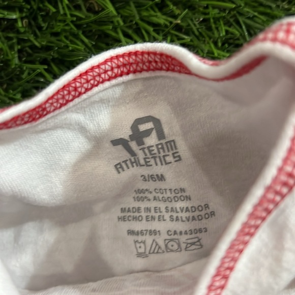 My Very Fiest Wisconsin Badgrs T-shirt Onesie - Picture 3 of 3